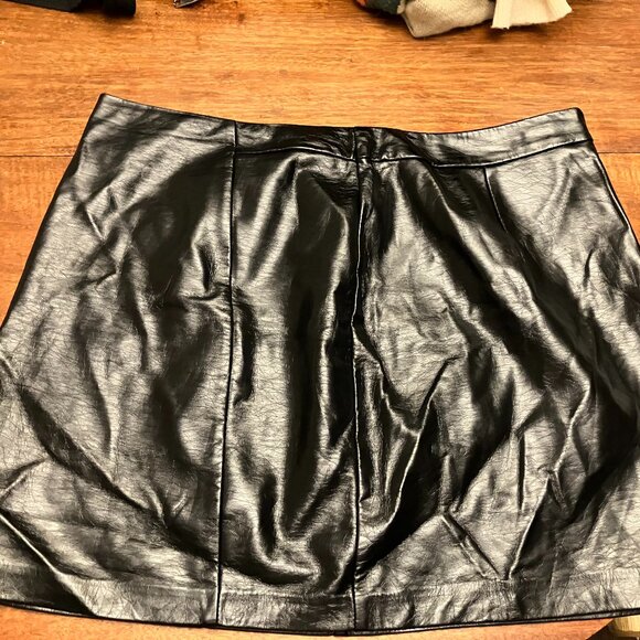 Black Vinyl Mini Skirt - Picture 2 of 9
